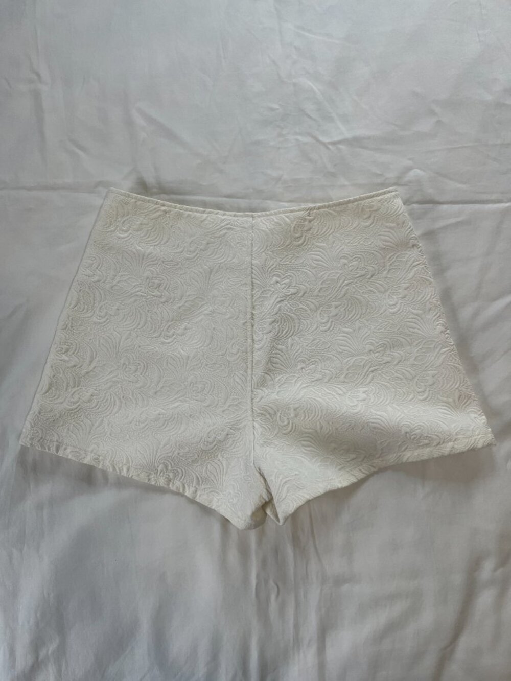 Urban Outfitter Jacquard High-Rise White Patterned Shorts | Size 6 - Picture 5 of 6